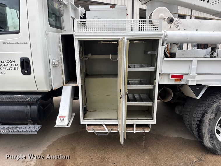 image for item DO2269 2006 International 4300 bucket truck