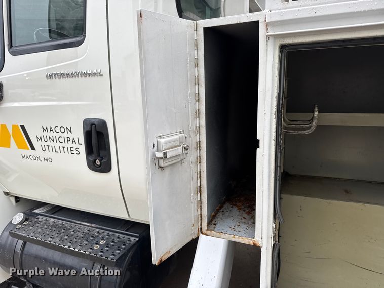 image for item DO2269 2006 International 4300 bucket truck