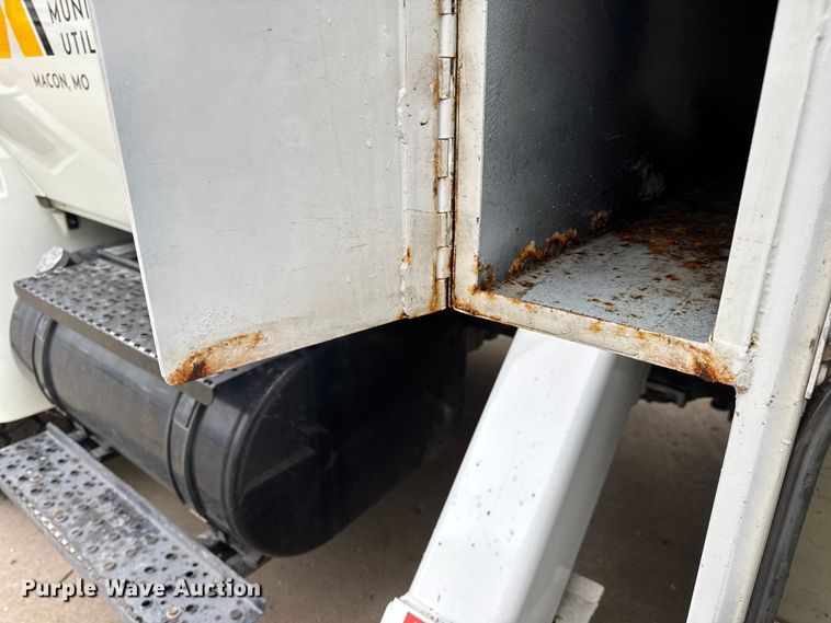 image for item DO2269 2006 International 4300 bucket truck