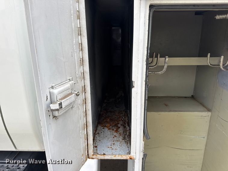 image for item DO2269 2006 International 4300 bucket truck