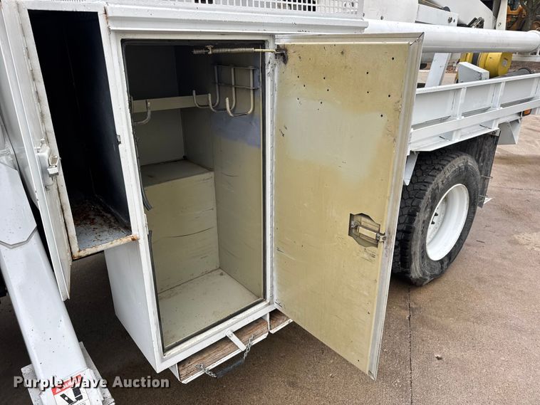 image for item DO2269 2006 International 4300 bucket truck