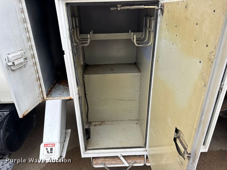 image for item DO2269 2006 International 4300 bucket truck