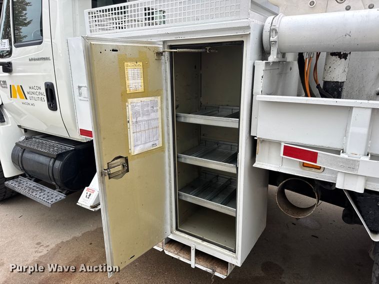 image for item DO2269 2006 International 4300 bucket truck