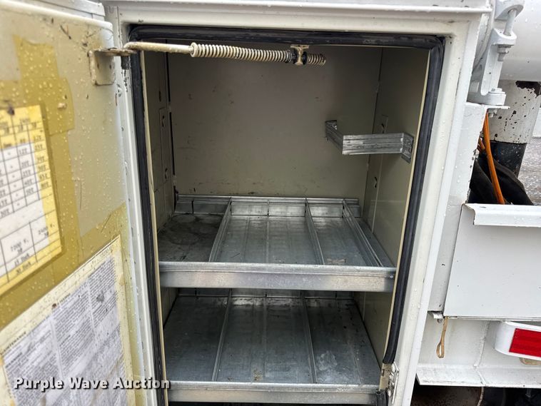 image for item DO2269 2006 International 4300 bucket truck