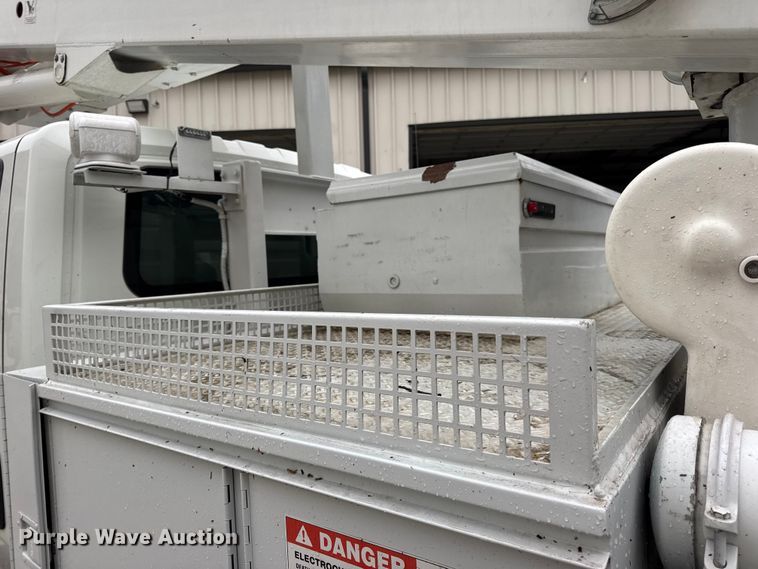 image for item DO2269 2006 International 4300 bucket truck