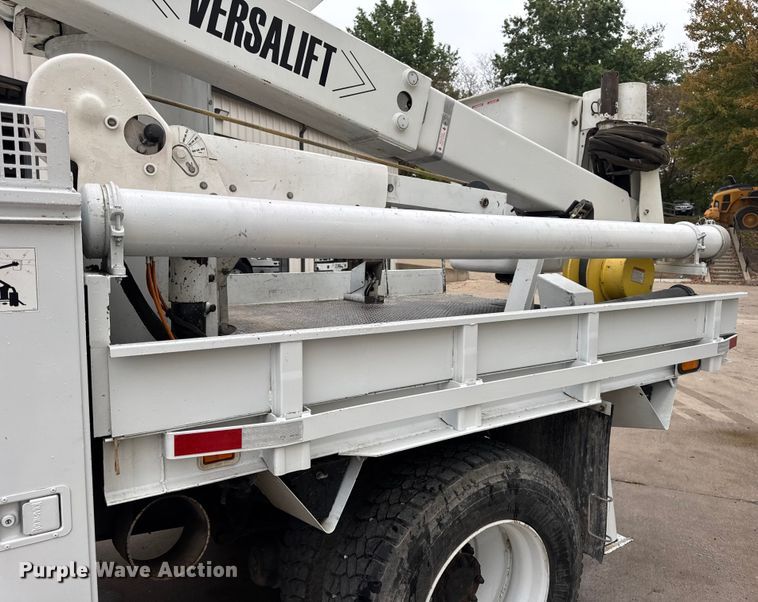 image for item DO2269 2006 International 4300 bucket truck
