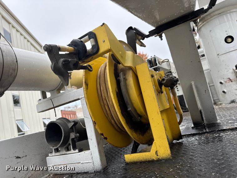 image for item DO2269 2006 International 4300 bucket truck