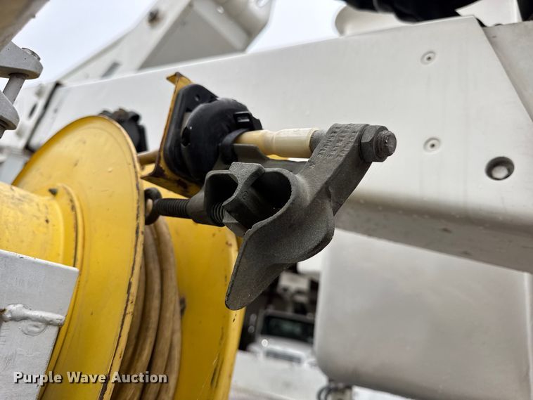 image for item DO2269 2006 International 4300 bucket truck