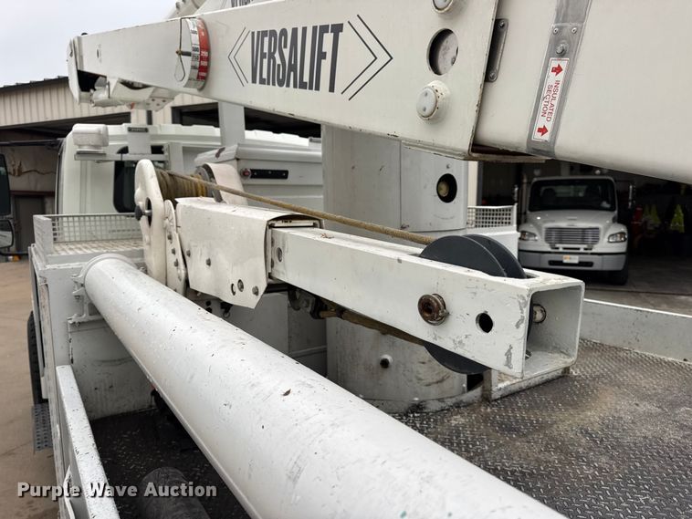 image for item DO2269 2006 International 4300 bucket truck