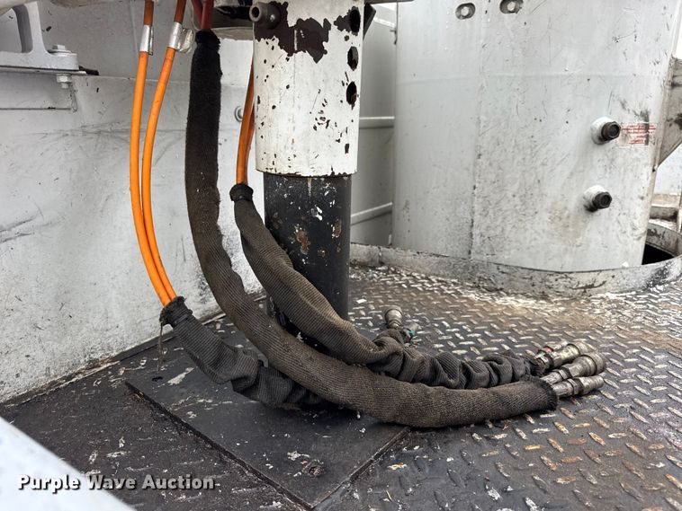 image for item DO2269 2006 International 4300 bucket truck