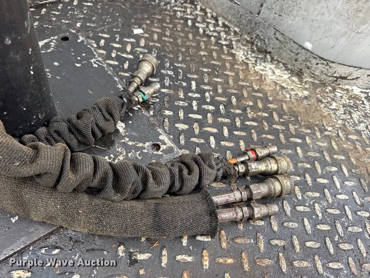 image for item DO2269 2006 International 4300 bucket truck