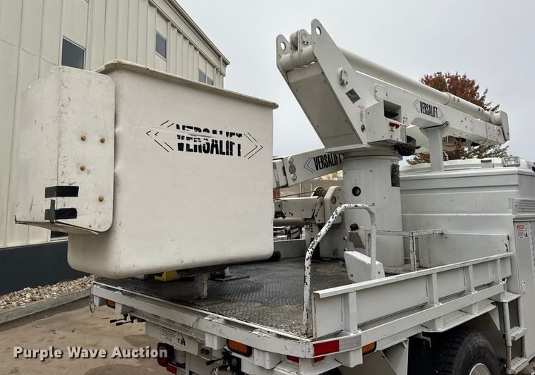 image for item DO2269 2006 International 4300 bucket truck