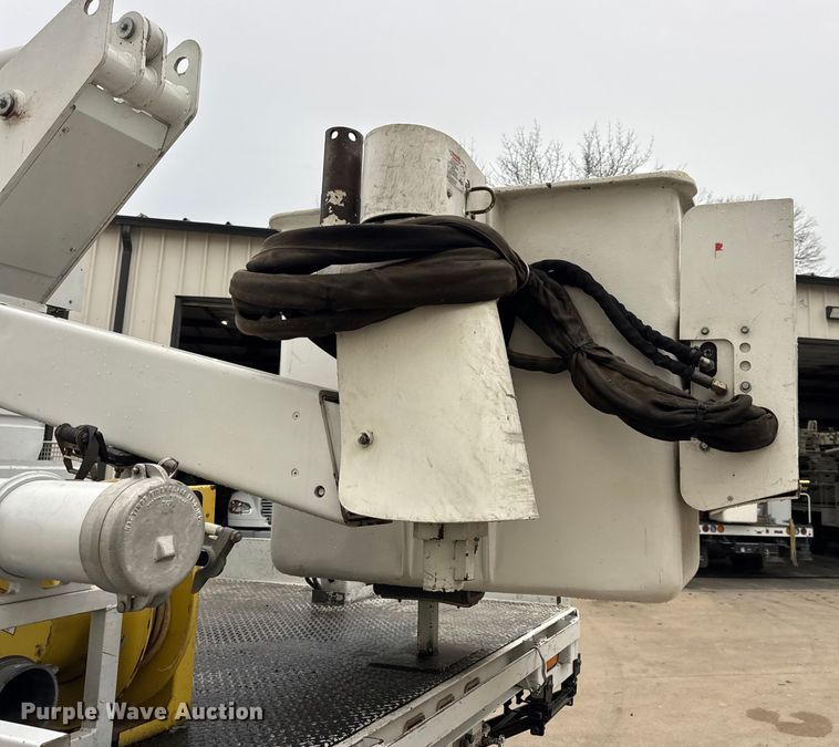 image for item DO2269 2006 International 4300 bucket truck