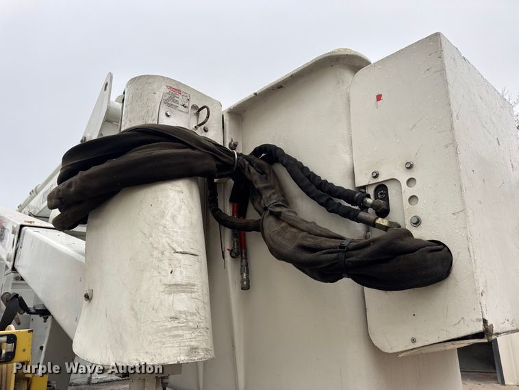 image for item DO2269 2006 International 4300 bucket truck