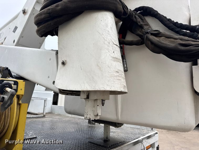 image for item DO2269 2006 International 4300 bucket truck