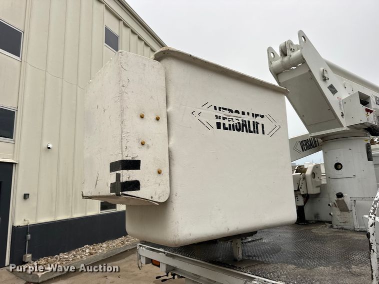 image for item DO2269 2006 International 4300 bucket truck