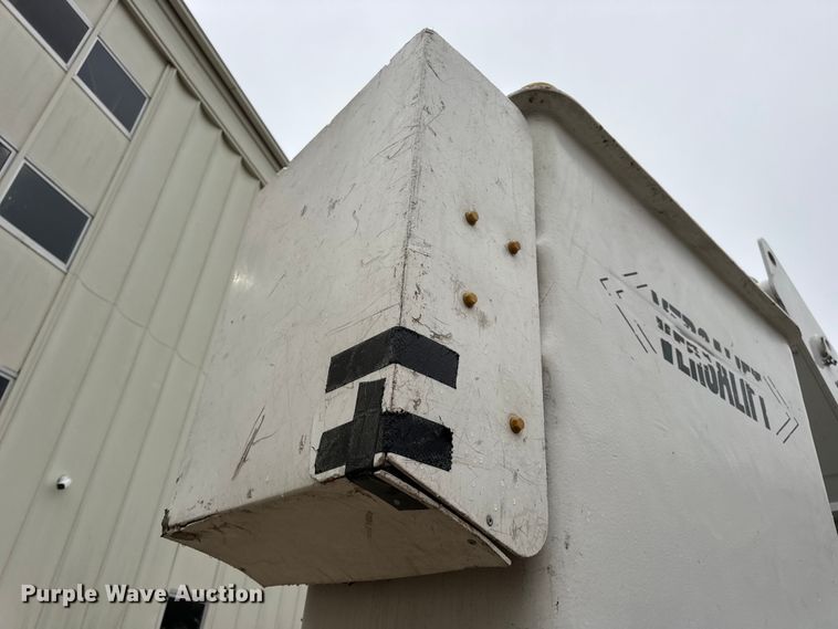 image for item DO2269 2006 International 4300 bucket truck