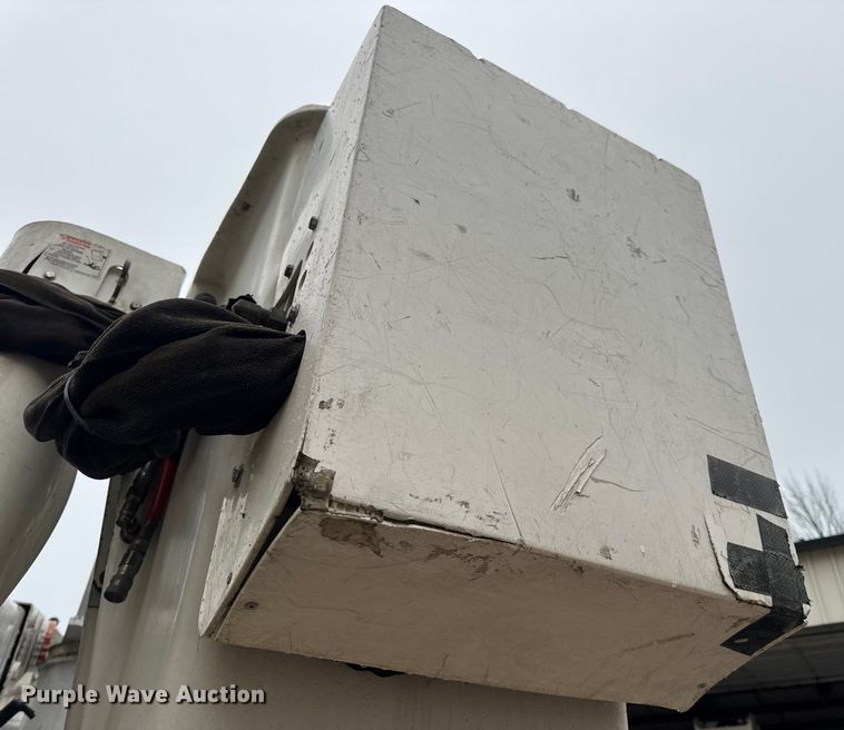 image for item DO2269 2006 International 4300 bucket truck