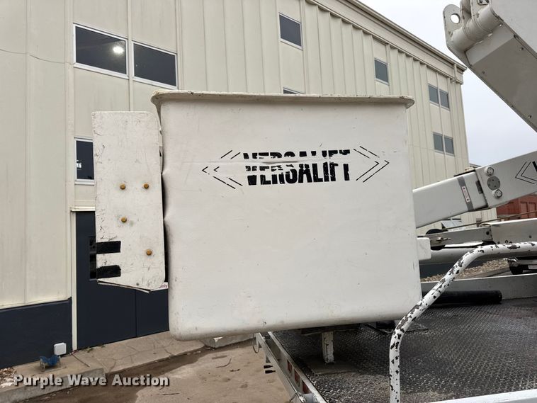 image for item DO2269 2006 International 4300 bucket truck