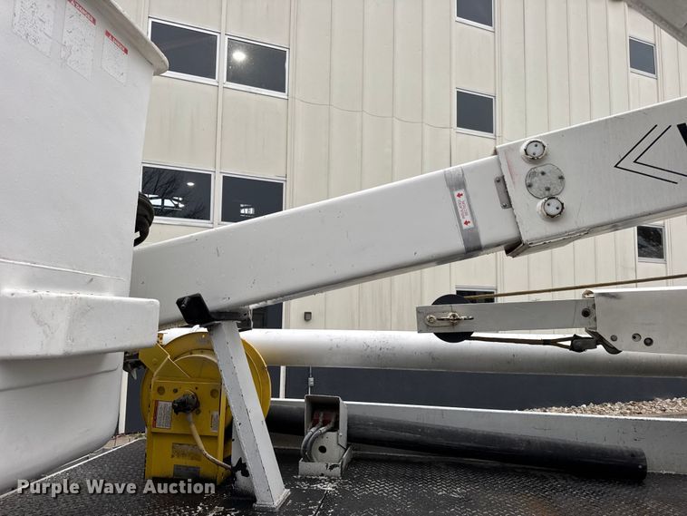 image for item DO2269 2006 International 4300 bucket truck