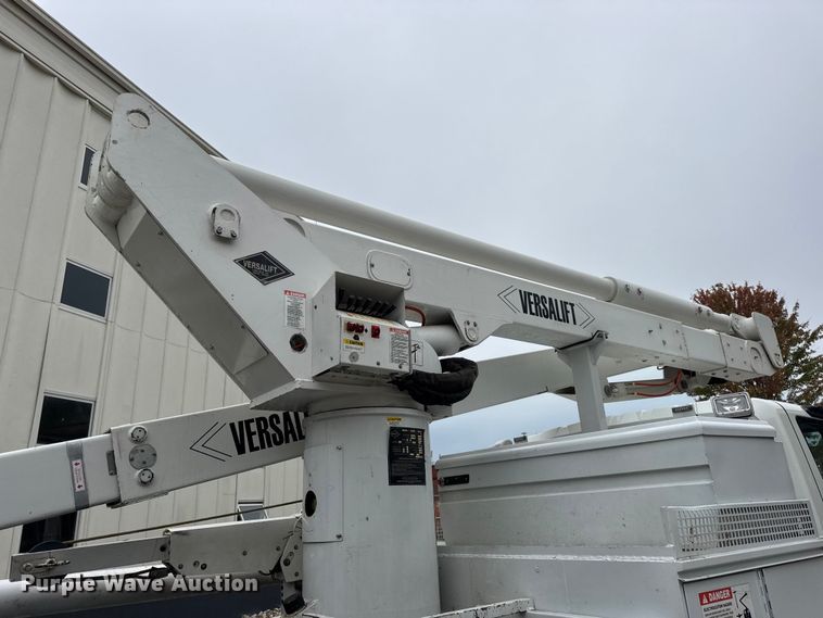 image for item DO2269 2006 International 4300 bucket truck