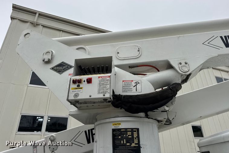 image for item DO2269 2006 International 4300 bucket truck