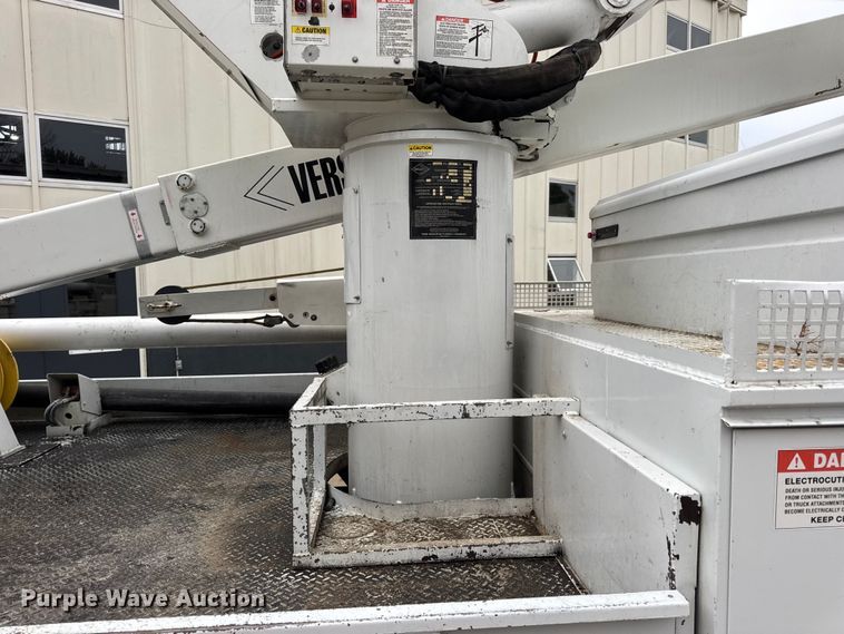 image for item DO2269 2006 International 4300 bucket truck