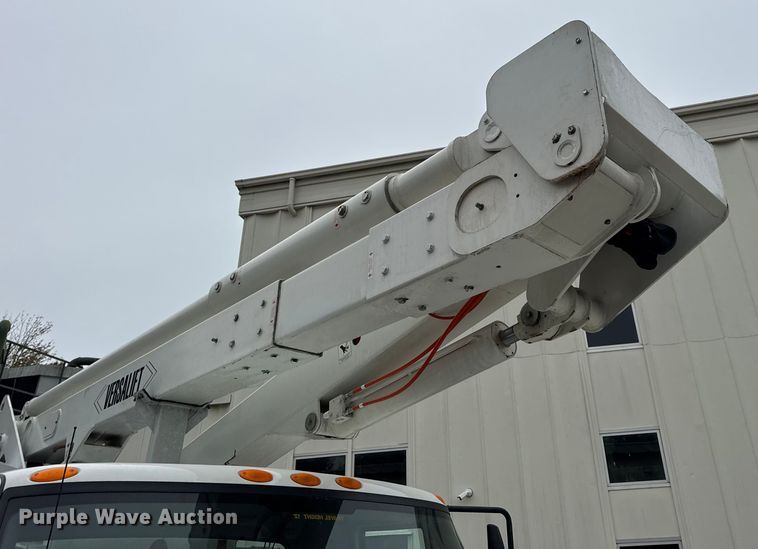image for item DO2269 2006 International 4300 bucket truck