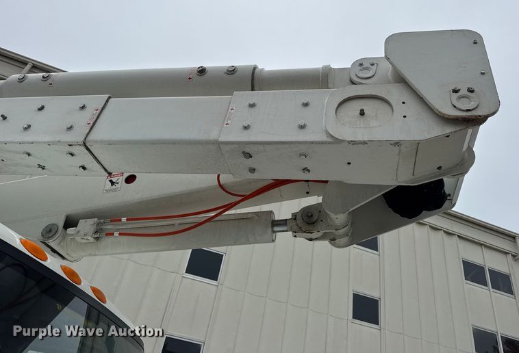 image for item DO2269 2006 International 4300 bucket truck