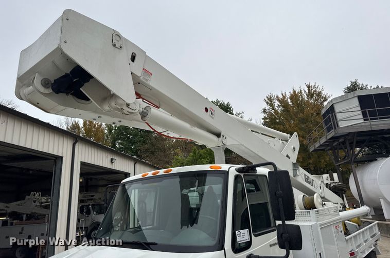 image for item DO2269 2006 International 4300 bucket truck