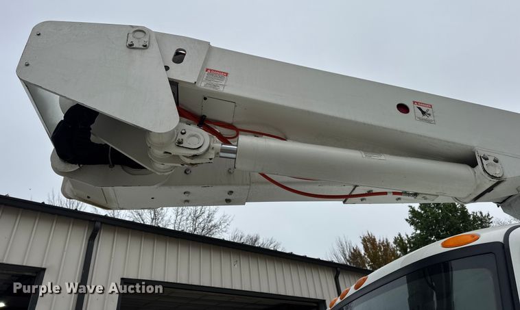 image for item DO2269 2006 International 4300 bucket truck