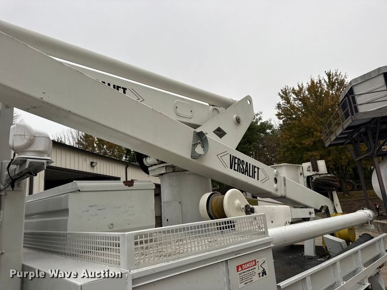 image for item DO2269 2006 International 4300 bucket truck