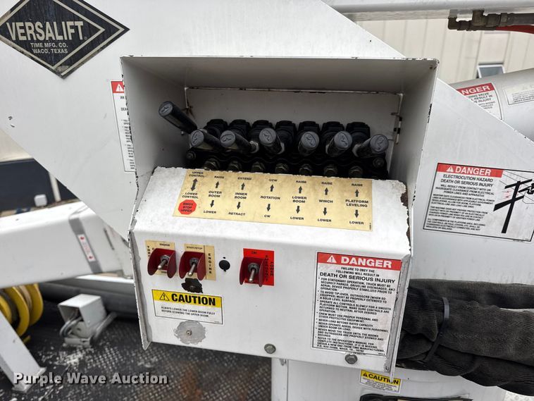 image for item DO2269 2006 International 4300 bucket truck