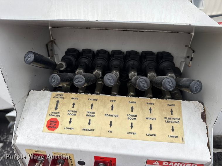 image for item DO2269 2006 International 4300 bucket truck