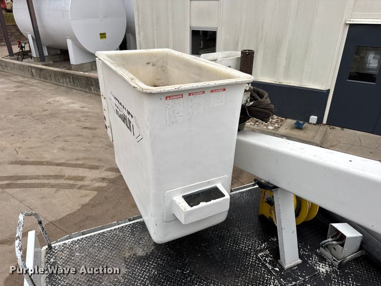 image for item DO2269 2006 International 4300 bucket truck