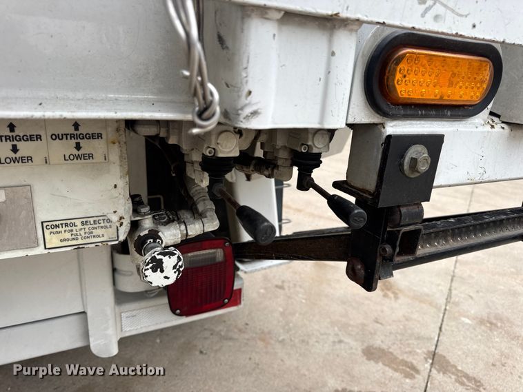 image for item DO2269 2006 International 4300 bucket truck