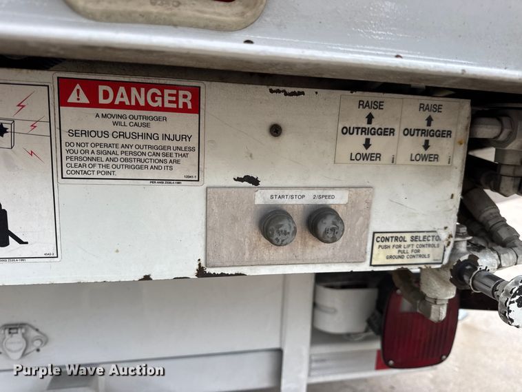 image for item DO2269 2006 International 4300 bucket truck