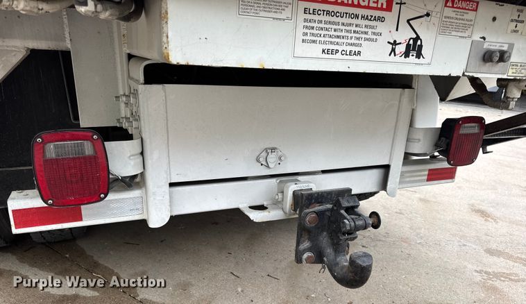 image for item DO2269 2006 International 4300 bucket truck