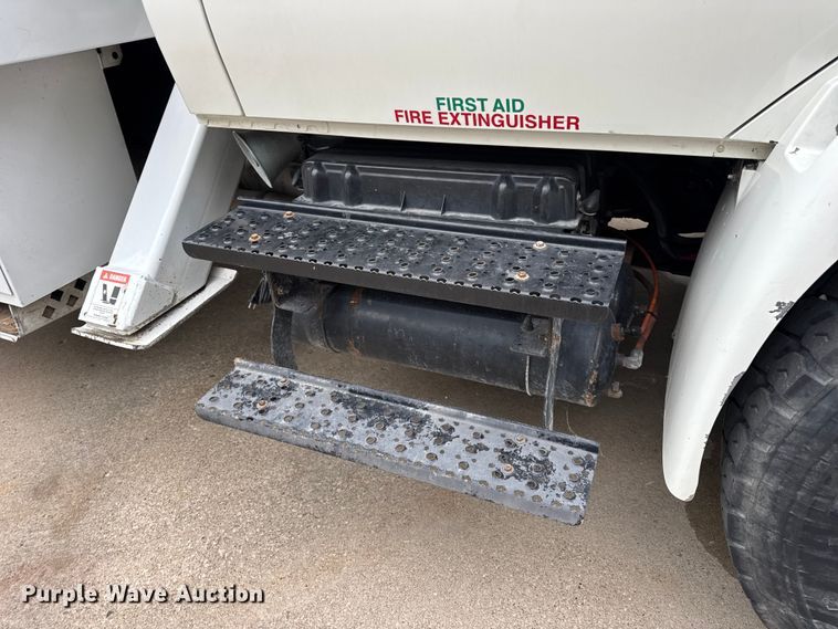 image for item DO2269 2006 International 4300 bucket truck