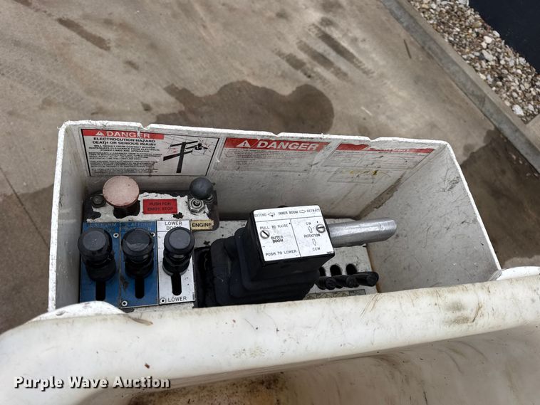 image for item DO2269 2006 International 4300 bucket truck