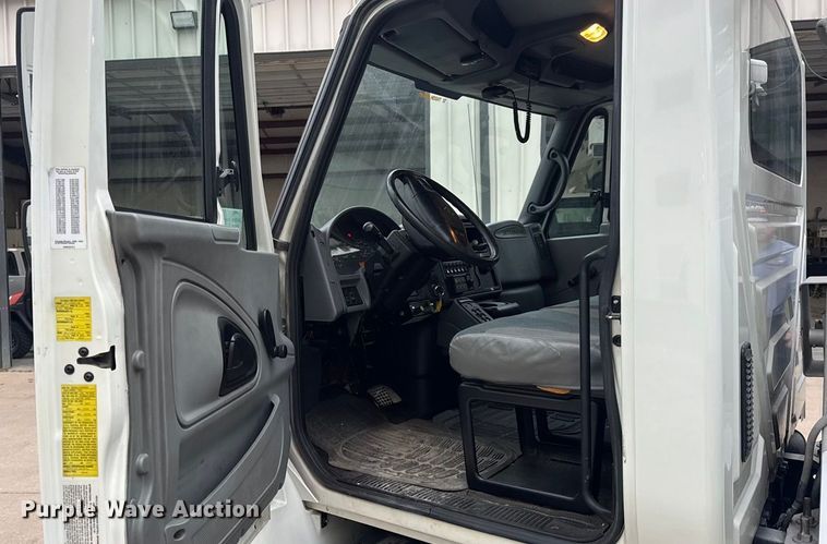 image for item DO2269 2006 International 4300 bucket truck