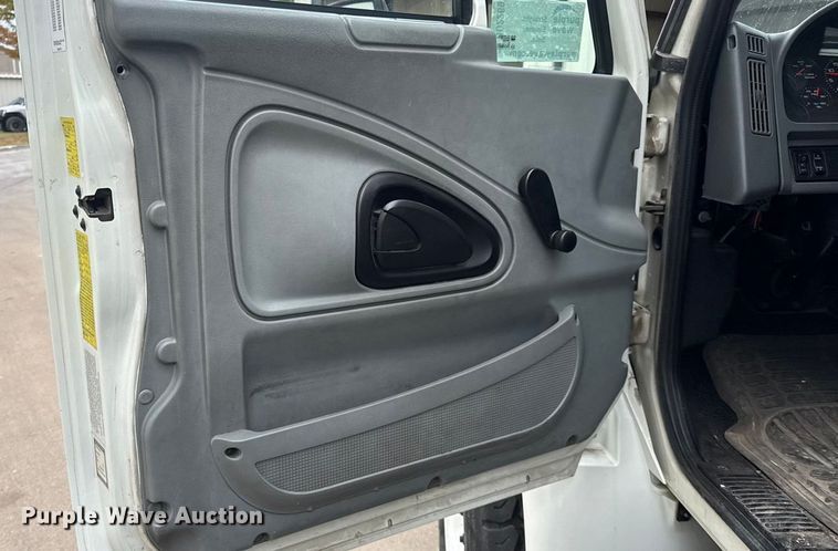 image for item DO2269 2006 International 4300 bucket truck