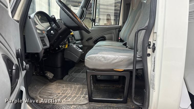 image for item DO2269 2006 International 4300 bucket truck