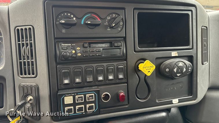 image for item DO2269 2006 International 4300 bucket truck