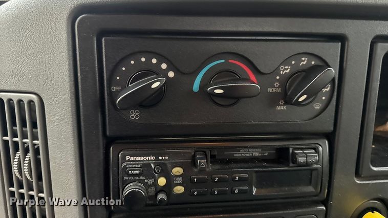 image for item DO2269 2006 International 4300 bucket truck