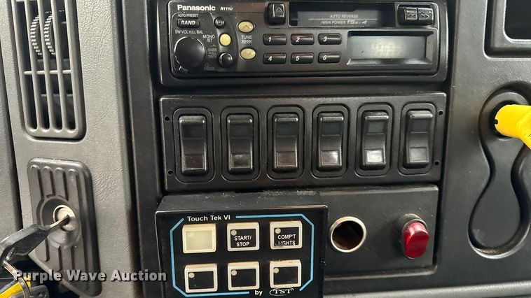 image for item DO2269 2006 International 4300 bucket truck