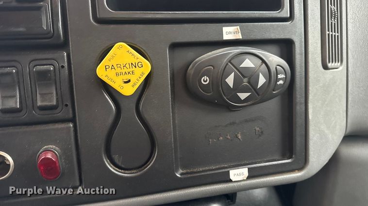 image for item DO2269 2006 International 4300 bucket truck