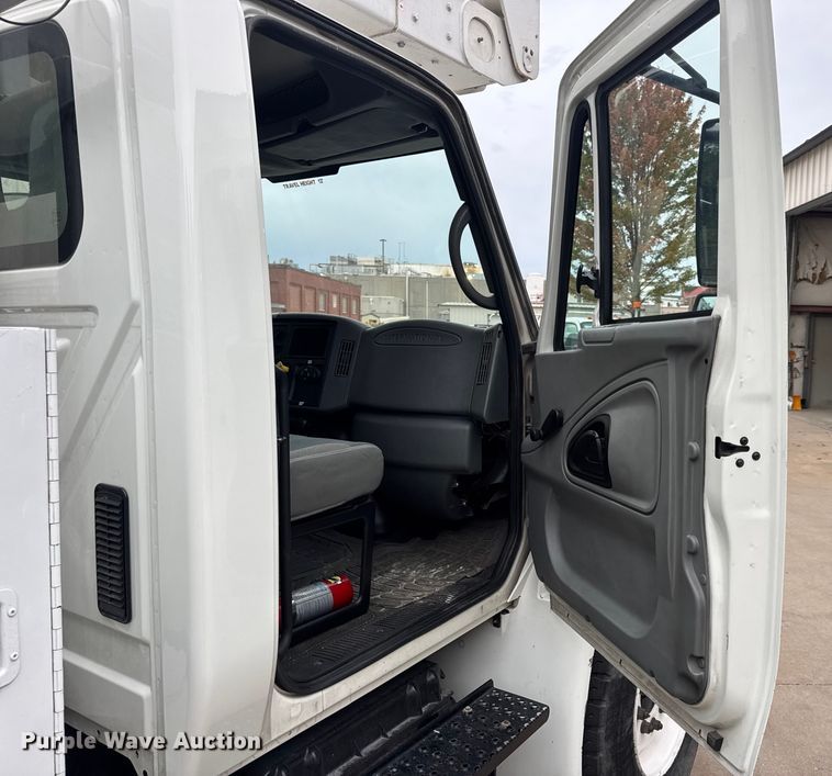 image for item DO2269 2006 International 4300 bucket truck