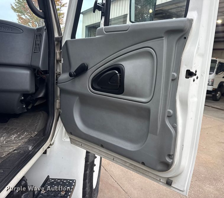 image for item DO2269 2006 International 4300 bucket truck