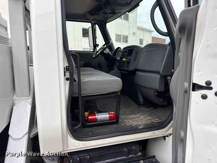 image for item DO2269 2006 International 4300 bucket truck